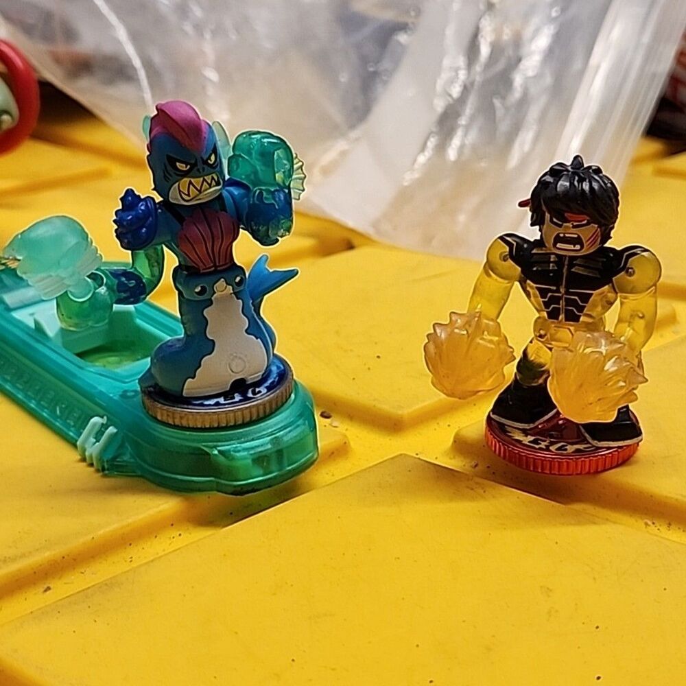 Legends of Akedo PowerStorm Shock Strike Turbo Chux & Epic Briny & 1 Controller